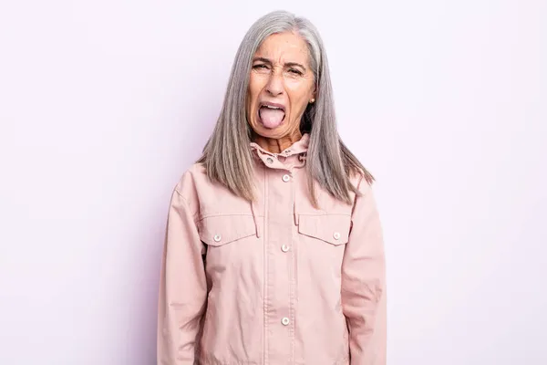 Mujer Pelo Gris Mediana Edad Sintiéndose Disgustada Irritada Sacando Lengua —  Fotos de Stock