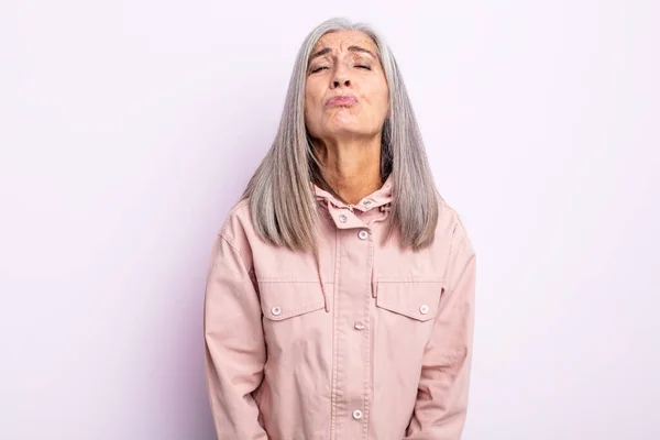 Mujer Pelo Gris Mediana Edad Presionando Los Labios Junto Con —  Fotos de Stock