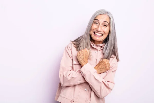 Mujer Pelo Gris Mediana Edad Sonriendo Alegremente Celebrando Con Los —  Fotos de Stock