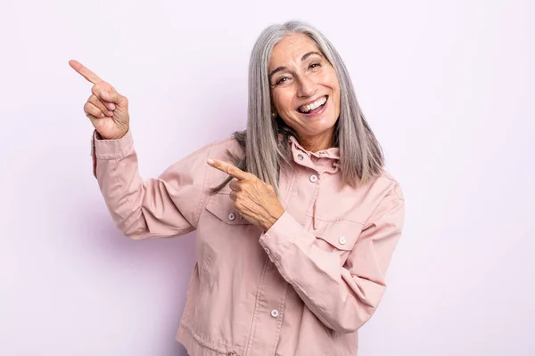 Mujer Pelo Gris Mediana Edad Sintiéndose Alegre Sorprendida Sonriendo Con —  Fotos de Stock