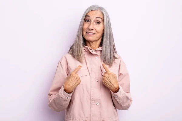 Mujer Pelo Gris Mediana Edad Que Señala Mismo Con Aspecto — Foto de Stock