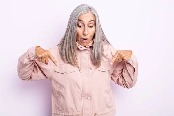 Mujer Pelo Gris Mediana Edad Sintiéndose Sorprendida Con Boca Abierta —  Fotos de Stock