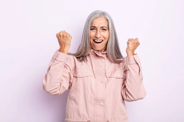 Mujer Pelo Gris Mediana Edad Gritando Agresivamente Con Una Expresión —  Fotos de Stock