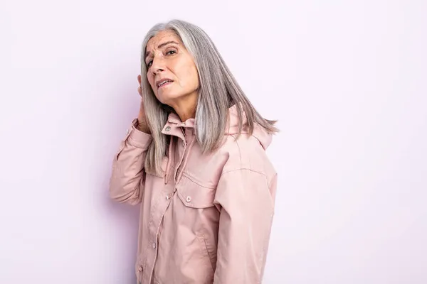 Mulher Cabelo Grisalho Meia Idade Olhando Sério Curioso Ouvindo Tentando — Fotografia de Stock