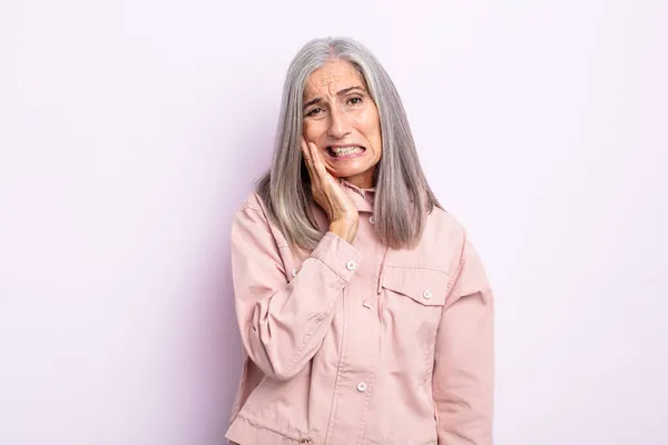 Mezza Età Capelli Grigi Donna Che Tiene Guancia Soffre Mal — Foto Stock