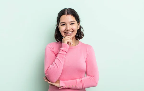 Bastante Adolescente Mujer Mirando Feliz Sonriendo Con Mano Barbilla Preguntándose — Foto de Stock
