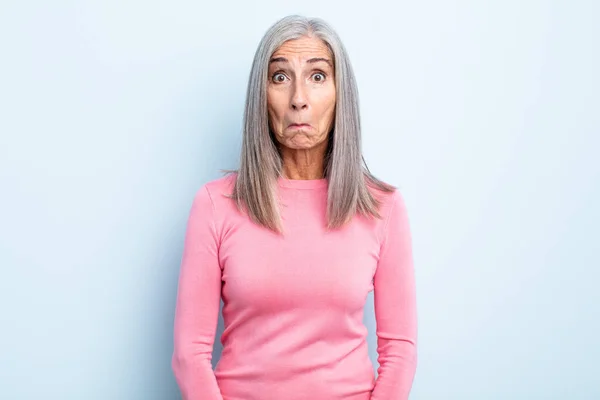 Orta Yaşlı Beyaz Saçlı Kadın Üzgün Stresli Kötü Bir Sürpriz — Stok fotoğraf