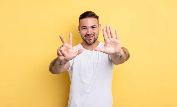 Junger Gutaussehender Mann Lächelt Und Sieht Freundlich Aus Zeigt Die — Stockfoto