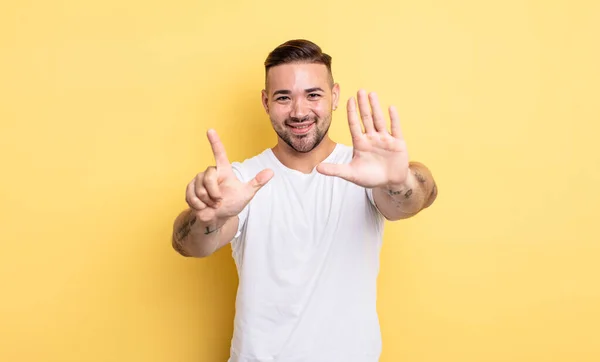 Junger Gutaussehender Mann Lächelt Und Sieht Freundlich Aus Zeigt Nummer — Stockfoto