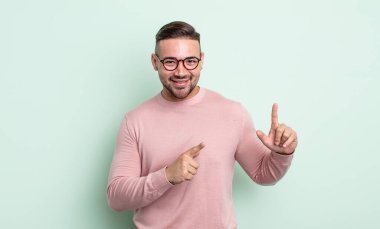 genç adam tarafına işaret