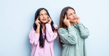 Bir konsept ifade eden birkaç kadın arkadaş.