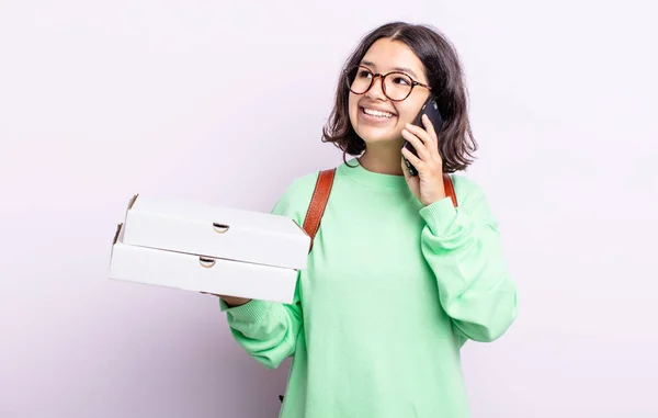 Joven Bonita Mujer Con Teléfono Inteligente Llevar Concepto Comida Rápida — Foto de Stock