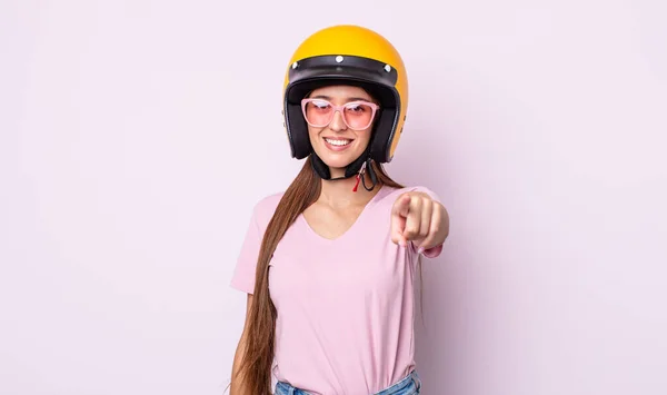 一个戴着摩托车头盔的年轻漂亮的女人 — 图库照片