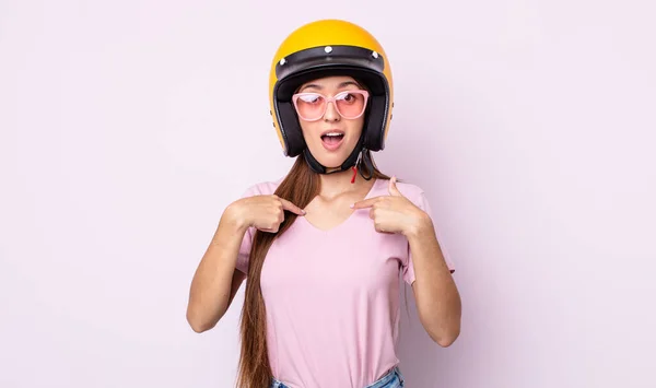 Joven Bonita Mujer Con Casco Moto —  Fotos de Stock