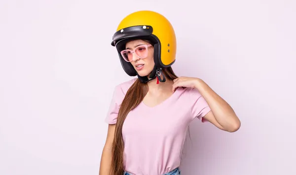 一个戴着摩托车头盔的年轻漂亮的女人 — 图库照片