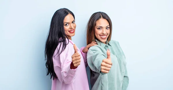 Pareja Mujeres Amigas Expresando Concepto —  Fotos de Stock