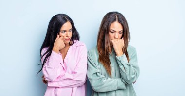 Bir konsept ifade eden birkaç kadın arkadaş.