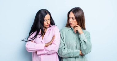 Bir konsept ifade eden birkaç kadın arkadaş.