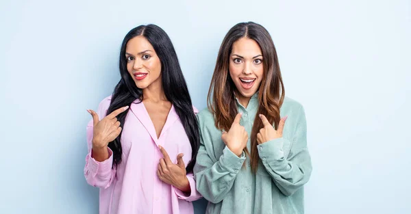 Couple Women Friends Expressing Concept — Stock Photo, Image