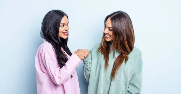 Pareja Mujeres Amigas Expresando Concepto — Foto de Stock