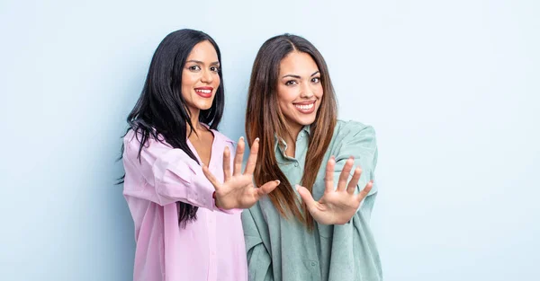 Pareja Mujeres Amigas Expresando Concepto —  Fotos de Stock