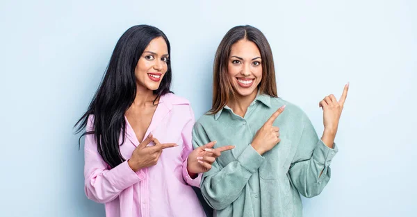 Duas Mulheres Amigas Expressando Conceito — Fotografia de Stock