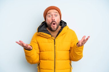 Orta yaşlı yakışıklı bir adam. Soğuk hava kavramı