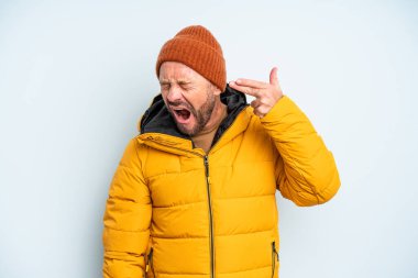 Orta yaşlı yakışıklı bir adam. Soğuk hava kavramı