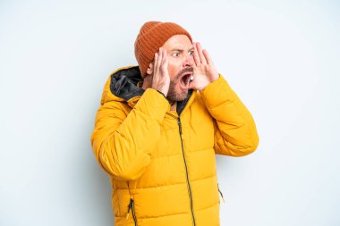 Orta yaşlı yakışıklı bir adam. Soğuk hava kavramı