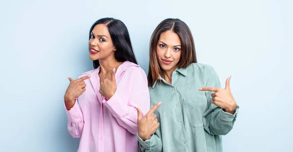 Pareja Mujeres Amigas Expresando Concepto —  Fotos de Stock