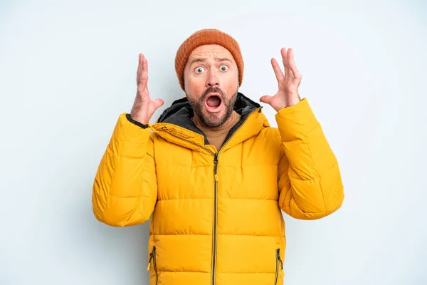 Een Knappe Man Van Middelbare Leeftijd Concept Van Koud Weer — Stockfoto