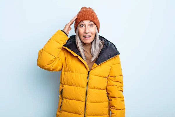 Frau Mittleren Alters Mit Grauem Haar Sieht Glücklich Erstaunt Und — Stockfoto