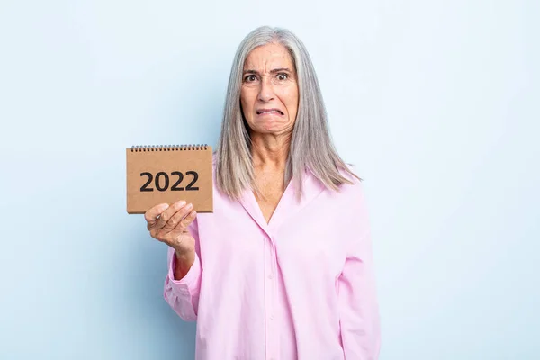 Женщина Среднего Возраста Седыми Волосами Выглядит Озадаченной Смущенной Календарь 2022 — стоковое фото