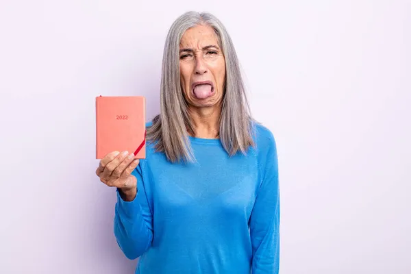 Orta Yaşlı Gri Saçlı Kadın Iğreniyor Sinirleniyor Dili Dışarı Çıkıyor — Stok fotoğraf