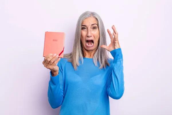 Middle Age Gray Hair Woman Screaming Hands Air 2022 Agenda — Stock Photo, Image