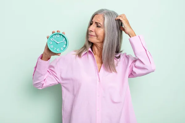 Mujer Pelo Gris Mediana Edad Sonriendo Feliz Soñando Despierto Dudando —  Fotos de Stock