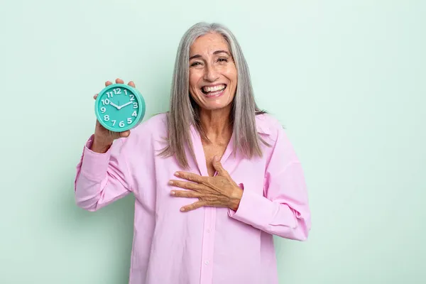 Mujer Pelo Gris Mediana Edad Riéndose Voz Alta Alguna Broma —  Fotos de Stock