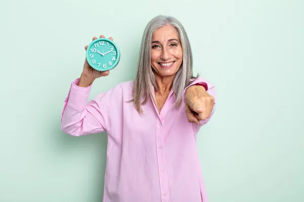 Mujer Mediana Edad Pelo Gris Apuntando Cámara Eligiéndote Concepto Despertador —  Fotos de Stock