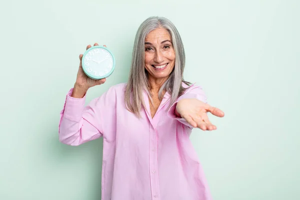 Mujer Pelo Gris Mediana Edad Sonriendo Felizmente Con Amigable Ofreciendo —  Fotos de Stock