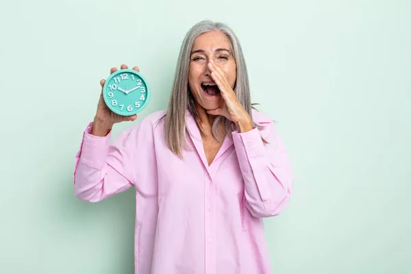 Mujer Mediana Edad Pelo Gris Sentirse Feliz Dando Gran Grito —  Fotos de Stock