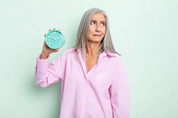 Mujer Mediana Edad Pelo Gris Sentirse Triste Molesto Enojado Mirando —  Fotos de Stock