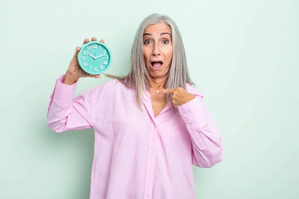 Mujer Pelo Gris Mediana Edad Que Sorprendida Sorprendida Con Boca —  Fotos de Stock