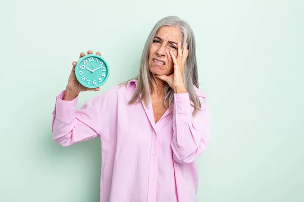 Mujer Pelo Gris Mediana Edad Sintiéndose Aburrida Frustrada Soñolienta Después —  Fotos de Stock