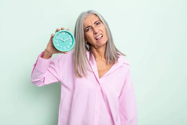 Mulher Cabelo Grisalho Meia Idade Sentindo Intrigado Confuso Conceito Despertador — Fotografia de Stock