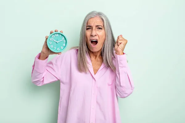 Mujer Pelo Gris Mediana Edad Gritando Agresivamente Con Una Expresión — Foto de Stock