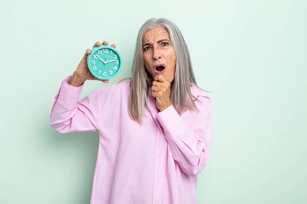 Mulher Cabelo Grisalho Meia Idade Com Boca Olhos Bem Abertos — Fotografia de Stock