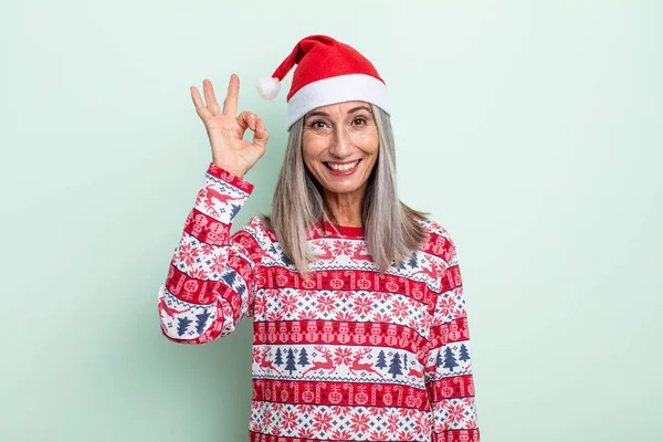 Frau Mittleren Alters Mit Grauen Haaren Fühlt Sich Wohl Und — Stockfoto