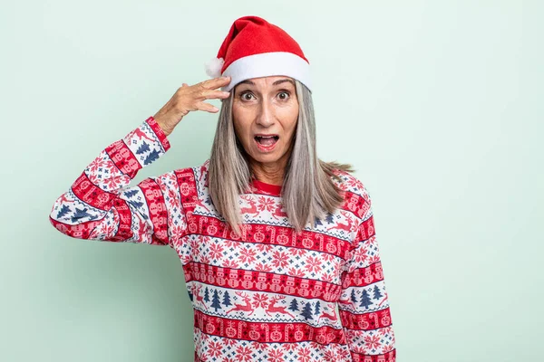 Középkorú Ősz Hajú Néz Boldog Meglepett Meglepett Karácsonyi Koncepció — Stock Fotó