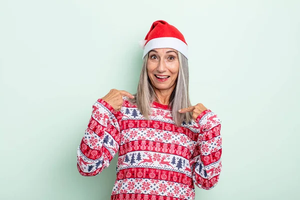 Grauhaarige Frau Mittleren Alters Die Sich Glücklich Fühlt Und Aufgeregt — Stockfoto