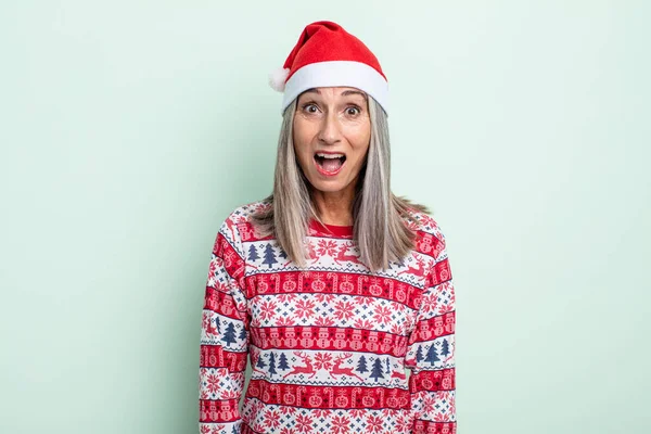 Orta Yaşlı Beyaz Saçlı Kadın Çok Şaşırmış Şaşkın Görünüyor Noel — Stok fotoğraf